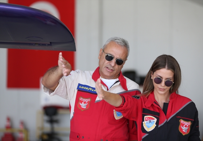 Akrobasi pilotu baba-kız uçaklarıyla gösteri yaptı